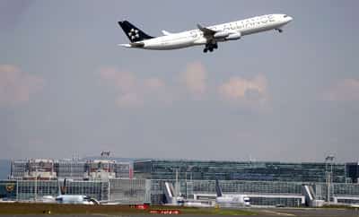 Image for Lufthansa braces for dip in demand for flights to US in third quarter