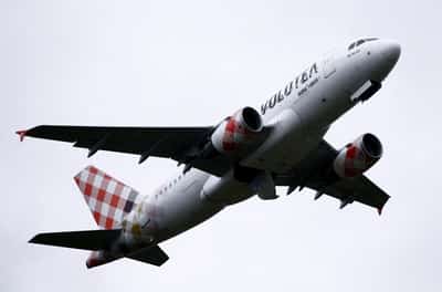 Image for Spanish consumer group challenges airline Volotea's fuel‑linked surcharges